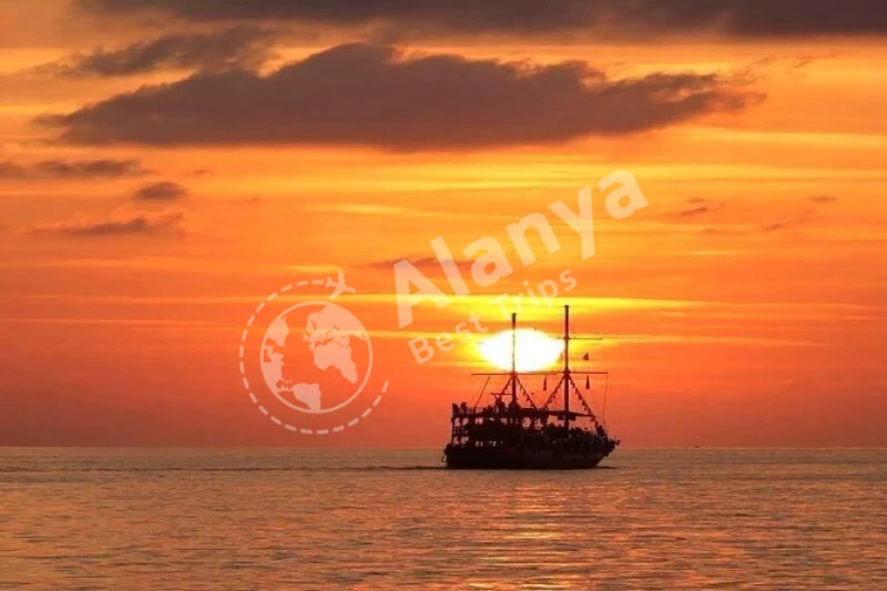 Wycieczka łodzią o zachodzie słońca w Alanyi